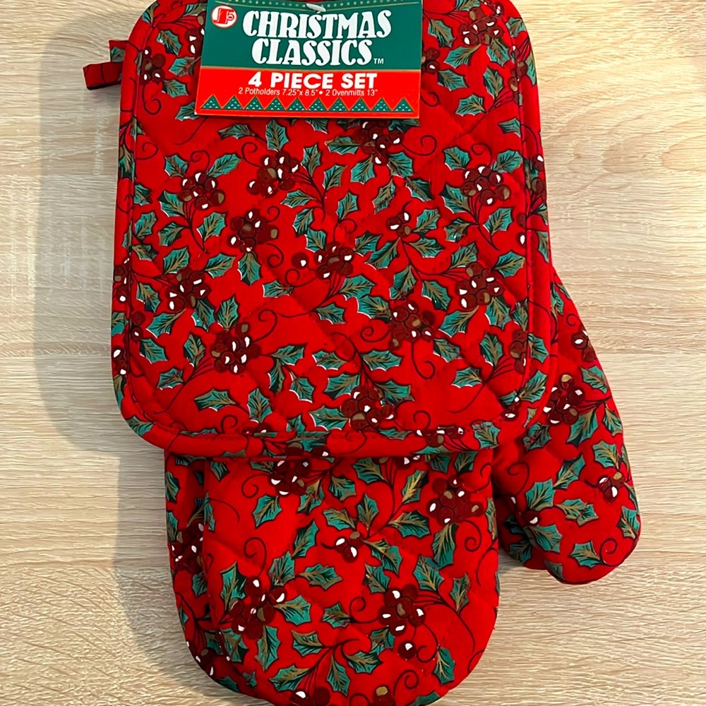 NWT Christmas classic 2 Potholders 7.25x 8.5 and 2 ovenmitts 13